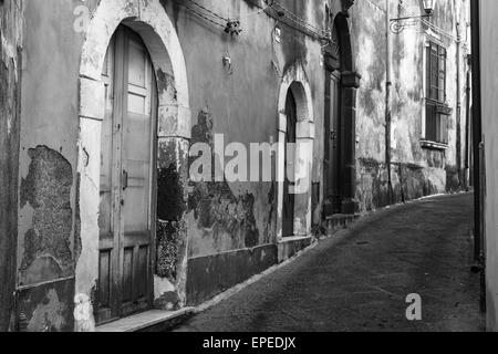 Italien: Die alten Straßen von Acireale, Catania, Sizilien. Stockfoto