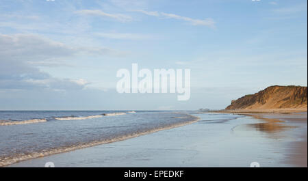 West Runton Strand, Blick nach Osten in Richtung Cromer in North Norfolk, England, UK Stockfoto