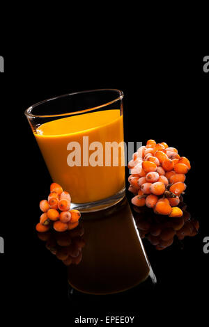 Meer-Sanddorn-Saft und Beeren auf schwarzem Hintergrund isoliert. Alternative Medizin. Gesundes Obst essen. Stockfoto