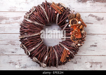 Adventskranz auf weißen hölzernen strukturierten Hintergrund mit Exemplar. Weihnachts-Dekoration. Stockfoto