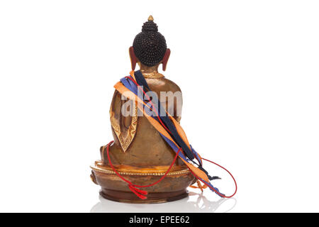 Buddha-Statue isoliert auf weißem Hintergrund, Rückansicht. Asiatischen Buddhismus Spiritualität. Religion und glauben. Stockfoto