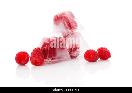 Reife frische Himbeeren gefroren in Eiswürfel isoliert auf weißem Hintergrund. Frische Sommer Obst essen. Stockfoto