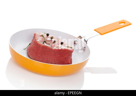 Lecker Steak auf pan isolierten auf weißen Hintergrund. Kulinarischen Steak zu kochen. Rotes Fleisch zu essen. Stockfoto