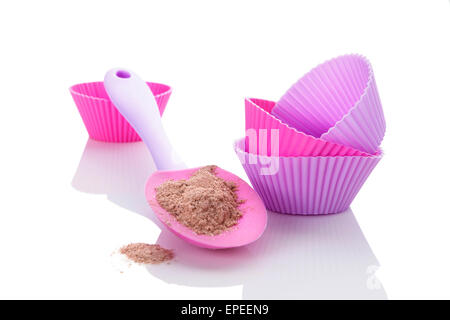 Pink und lila Formen backen und Backen Cookie mix auf Löffel isoliert auf weißem Hintergrund. Backen, modernen minimalistischen Stil. Stockfoto