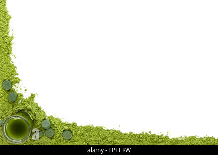 Grünen Nahrungsergänzungsmittel Hintergrund. Gemahlenem Pulver, grüne Pillen und grüne Getränk auf weißem Hintergrund mit Textfreiraum. Alternative Stockfoto