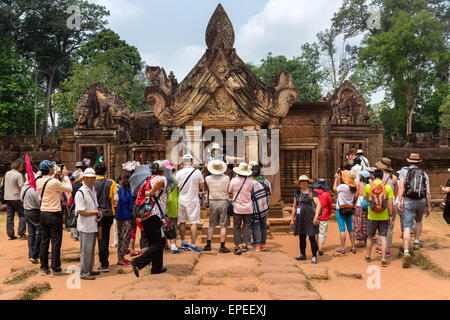 Touristen an der östlichen Gopura, Eingang zum wichtigsten Tempel Khmer Hindu Tempel Banteay Srei, Provinz Siem Reap, Kambodscha Stockfoto