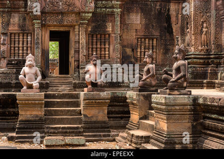 Yaksha Guardian, Figuren affenartige Wächter vor dem Mandapa, Khmer Hindu Tempel Banteay Srei, Angkor-region Stockfoto