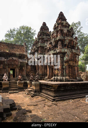 Yaksha Guardian, Affe-wie Wächter Zahlen vor der der Mandapa und der zentralen Prasat, Khmer Hindu Tempel Banteay Srei Stockfoto