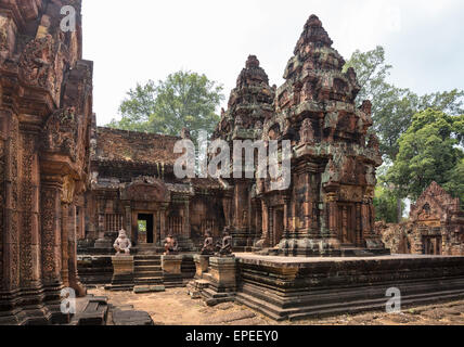 Yaksha Guardian, Affe-wie Wächter Zahlen vor der der Mandapa und der zentralen Prasat, Khmer Hindu Tempel Banteay Srei Stockfoto