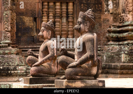 Yaksha Wächter, Wächter Figuren vor dem Mandapa, Khmer-Hindu-Tempel Banteay Srei, Angkor-Region, Provinz Siem Reap Stockfoto