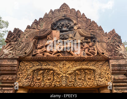 Banteay Srei, Flachrelief auf der westlichen Gopuram rosa Sandstein mit Ornamentik, Khmer-Hindu-Tempel, Angkor-region Stockfoto