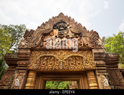 Banteay Srei, Flachrelief auf der westlichen Gopuram rosa Sandstein mit Ornamentik, Khmer-Hindu-Tempel, Angkor-region Stockfoto