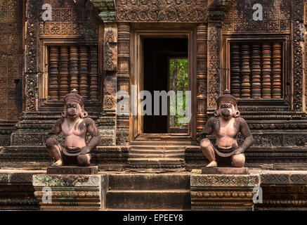 Yaksha Wächter Figuren Wächter vor Mandapa und den südlichen Prasat, Khmer Hindu Tempel Banteay Srei, Angkor-region Stockfoto