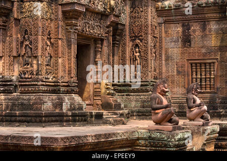 Wächter Figuren vor Mandapa und den südlichen Prasat, Khmer Hindu Tempel Banteay Srei, Angkor Region, Provinz Siem Reap Stockfoto