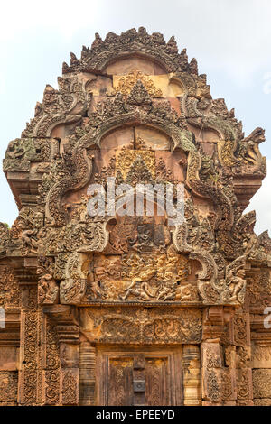 Das Basrelief aus Sandstein über dem Eingang der südlichen Bibliothek neben der Prasat, Khmer Hindu Tempel Banteay Srei gemacht Stockfoto