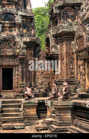 Yaksha Wächter, Wächter Figuren vor dem Mandapa, Khmer-Hindu-Tempel Banteay Srei, Angkor-Region, Provinz Siem Reap Stockfoto