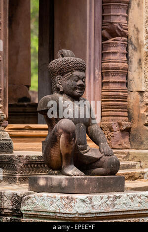 Yaksha Wächter, Wächter Figuren vor dem Mandapa, Khmer-Hindu-Tempel Banteay Srei, Angkor-Region, Provinz Siem Reap Stockfoto