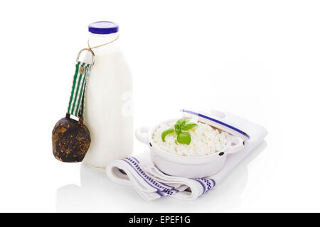 Milch und Quark isoliert auf weißem Hintergrund. Traditionelle Milchprodukte. Stockfoto