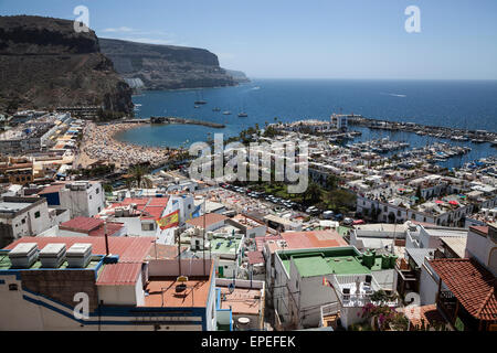 Blick vom Aussichtspunkt in Richtung Puerto de Mogan mit Marina und Küste, Gran Canaria, Kanarische Inseln, Spanien Stockfoto