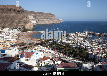 Blick vom Aussichtspunkt in Richtung Puerto de Mogan mit Marina und Küste, Gran Canaria, Kanarische Inseln, Spanien Stockfoto