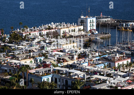 Blick vom Aussichtspunkt in Richtung Puerto de Mogan mit der Marina, Gran Canaria, Kanarische Inseln, Spanien Stockfoto