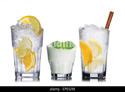 Große Sammlung von Sommer erfrischende Cocktails in transparente Gläser Stockfoto