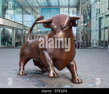 Der Stier eine 7 ft. Bronze-Skulptur von Laurence Broderick in der Stierkampfarena Centre Birmingham UK Stockfoto