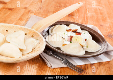 Brinsennockerl Pirohy auf hölzernen Hintergrund mit hölzernen Schaufel und Gabel. Vintage-rustikalen Stil, traditionelle slowakische Essen. Stockfoto