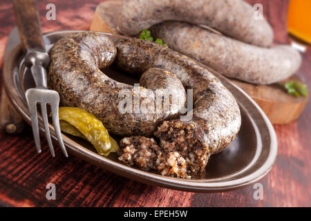 Blut-Wurst und Reis Wurst auf hölzernen Hintergrund. Kulinarischen traditionellen europäischen Essen, rustikalen Stil. Stockfoto