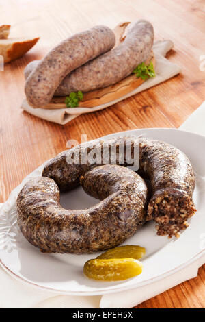 Blut-Wurst und Reis Wurst auf hölzernen Hintergrund. Kulinarischen traditionellen europäischen Essen, rustikalen Stil. Stockfoto