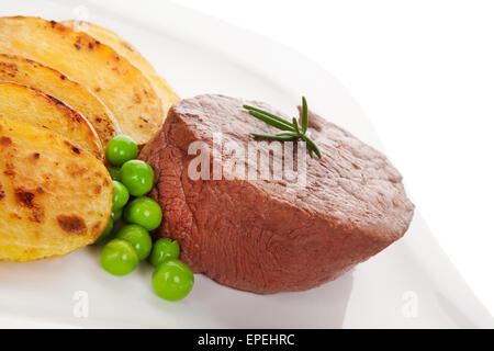 Mignon-Steak mit Kartoffeln und Erbsen auf weißen Teller. Kulinarischen Fleisch zu essen. Stockfoto