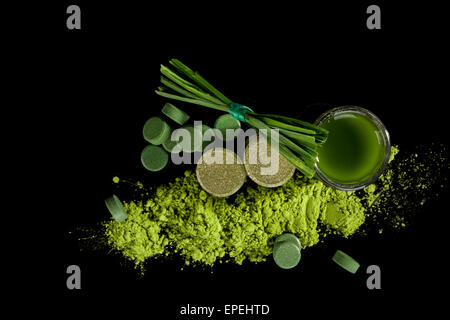 Grüne Nahrungsergänzung, Chlorella, Spirulina, Weizengras, Pillen, Pulver, Tabletten, Grashalme und grüner Saft isoliert auf schwarz Stockfoto