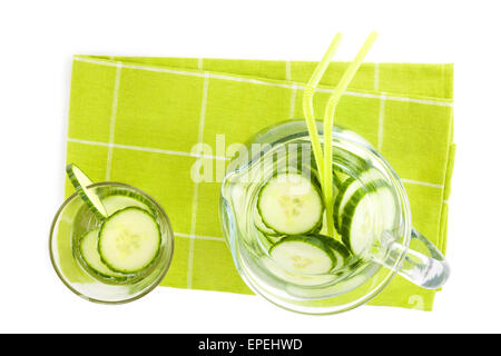 Gurken-Limonade in Glas und Glas mit Strohhalm. Frische gesunde Sommerdrink. Stockfoto