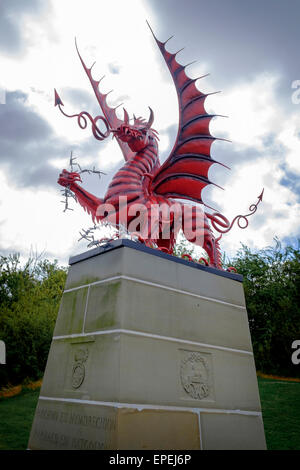 Dieses walisischen Drachen-Denkmal mit Blick auf den Bereich, wo die 38. (Walisisch) Division Mametz Wood zwischen 7. und 14. Juli 1916 angegriffen. Stockfoto
