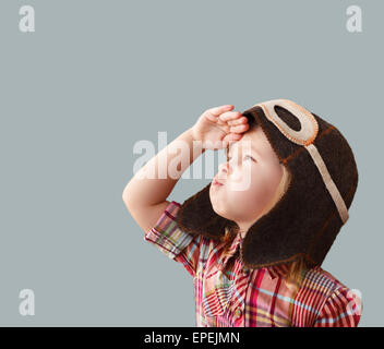 Glückliches Kind im Helm pilot spielen Stockfoto