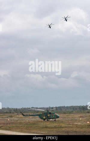 Shitomir, Ukraine - 29. September 2010: Ukrainische Armee Mi-8 Transporthubschrauber während der militärischen Ausbildung Stockfoto