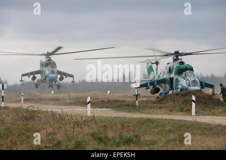 Shitomir, Ukraine - 29. September 2010: Ukrainische Armee Mi-24 Kampfhubschrauber während der militärischen Ausbildung Stockfoto