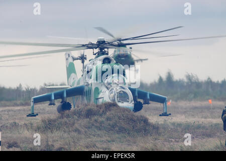 Shitomir, Ukraine - 29. September 2010: Ukrainische Armee Mi-24 Kampfhubschrauber während der militärischen Ausbildung Stockfoto