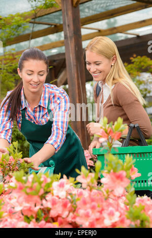 Gärtner Frau Beratung Kunde kauft Pflanzen Stockfoto