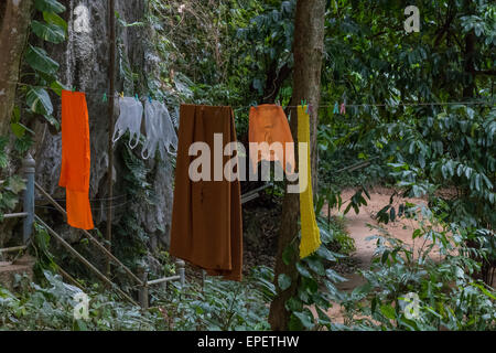 Die Mönche leben im Regenwald, Dschungel Tiger Cave Tempel, Wat Tham Sua, Krabi, Thailand, Asien Stockfoto