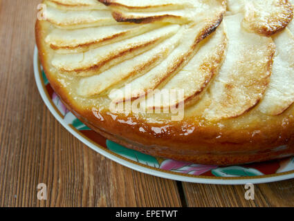 Tarte Normande - Variante Apfeltorte gemacht in der Normandie mit Äpfel, in Scheiben geschnittenen Mandeln und Zucker, garniert mit cremigen Eiercreme gefüllt Stockfoto