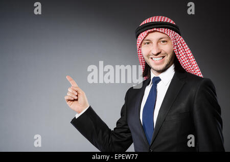 Arabische Geschäftsmann virtuelle Tasten vor grauem Hintergrund Stockfoto