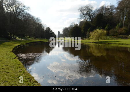 Fountains Abbey in der Ferne Sicht von Studley Royal Water Gardens, North Yorkshire Stockfoto