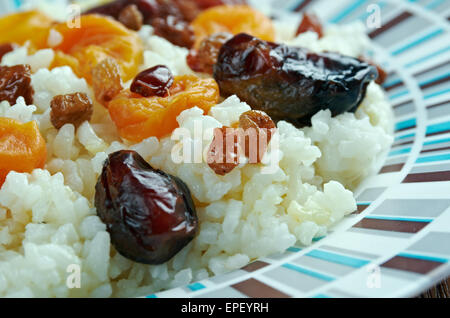 Shirin Pilaw - süßer Pilaw mit getrockneten Aprikosen, Rosinen und Datteln. Aserbaidschan Küche Stockfoto