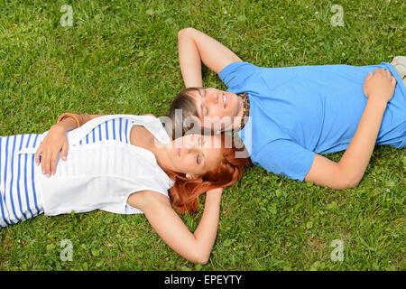 Teenager-Paar auf dem Rasen liegend Stockfoto