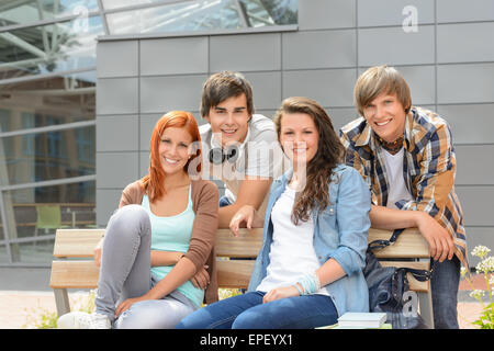 Studenten Freunde sitzen Bank außerhalb des campus Stockfoto