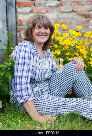 Frau mittleren Alters auf dem Bauernhof Stockfoto