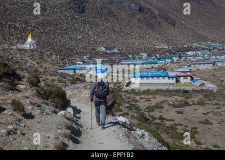 Nähert sich ein Trekker Dingboche am 5. Tag des Everest Base Camp Trek im Himalaya Nepal Stockfoto