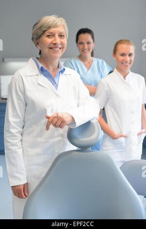 Professioneller Zahnarzt Team Frau an zahnärztliche Chirurgie Stockfoto