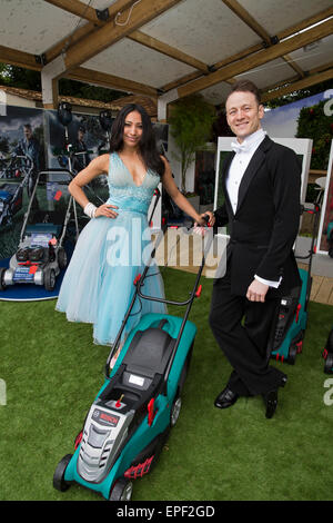 Rein kommen, tanzen Sterne Karen Hauer und Kevin Clifton auf dem Bosch-Stand auf der RHS Chelsea Flower show 2015 Stockfoto